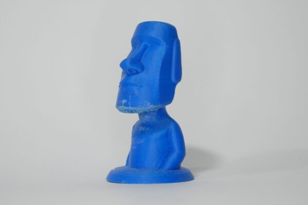 Moái azul con cicatrices – escultura 3D de edición limitada por Lazarus, Madrid – vista de detalle