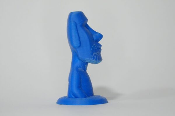 Moái azul con cicatrices – escultura 3D de edición limitada por Lazarus, Madrid – vista de detalle