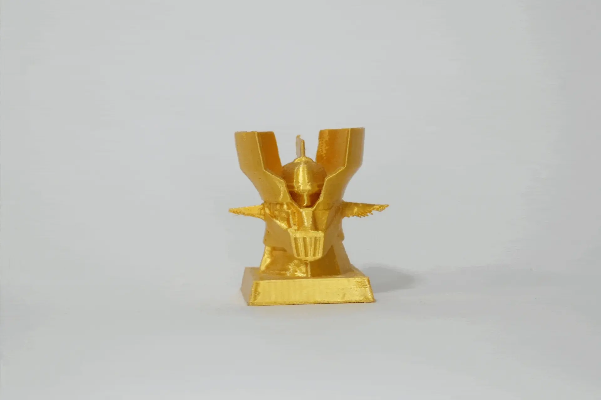 Gold-MAzinger-GIF-1__anim-q75-1920w Gold Mazinger Z – limited edition 3D sculpture by Lazarus, Madrid – detail view